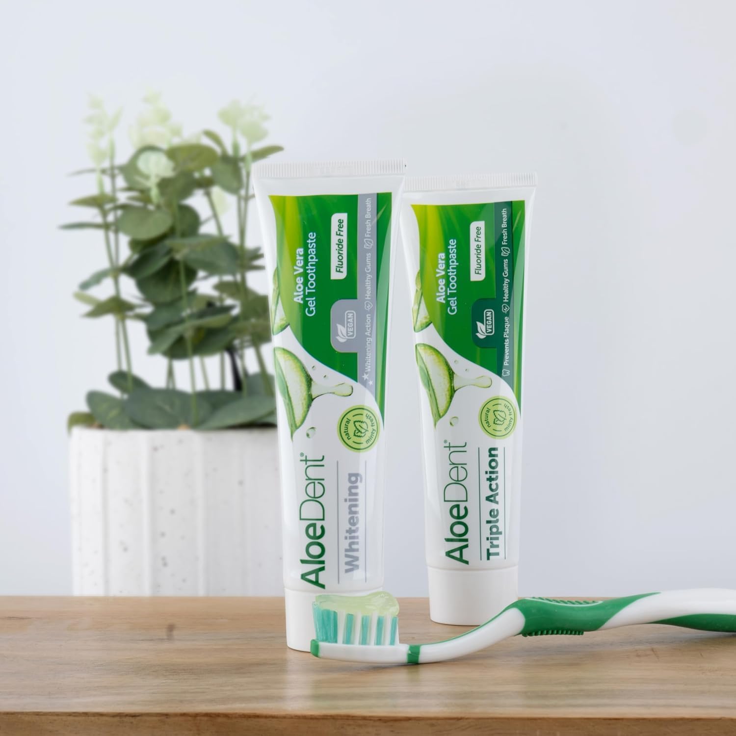 Lifestyle Image: Aloe Dent Aloe Vera whitening toothpaste daily oral care 100ml