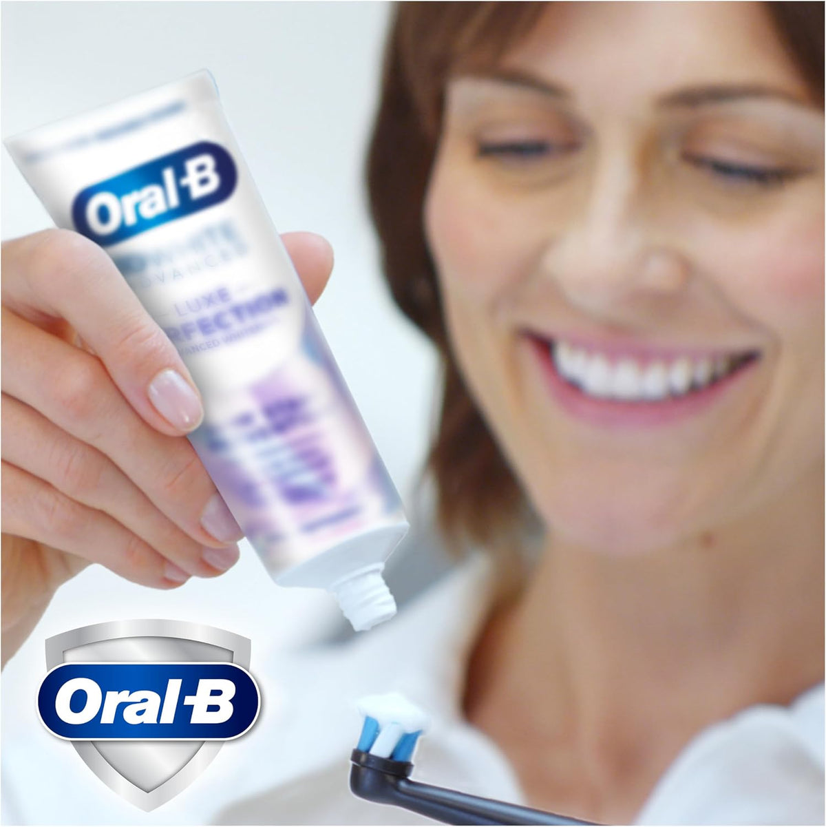 Oral-B 3D White Advanced Luxe Perfection Cool Peppermint 75ml tube application with toothbrush