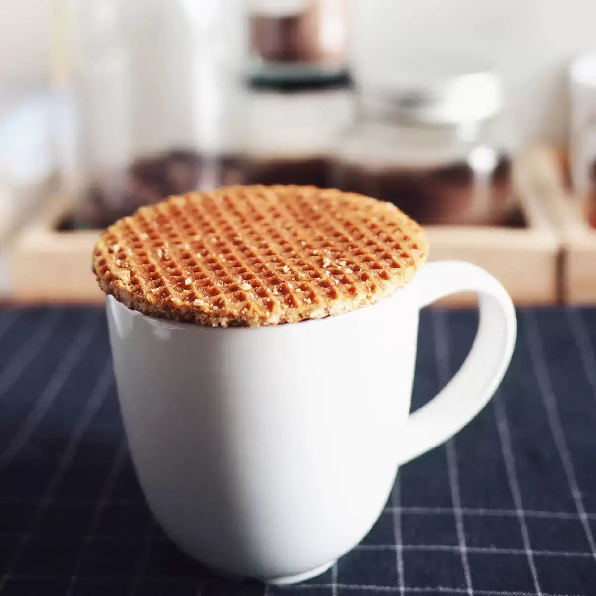 Le Chic Pâtissier Original Stroopwafels, box packaging, caramel flavour, 1.26kg, 40 waffles, served with coffee or tea